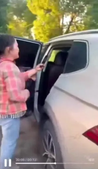 網傳浙江人妻與公公車震被婆婆捉姦。(圖/翻攝X)