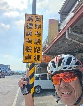 日籍作家「日本人的歐吉桑」在路邊看到告示牌，認為這代表著台灣的人情味。（圖／翻攝自臉書，日本人的歐吉桑 ・台湾在住の日本人のおじさん）