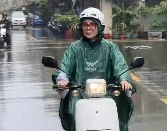 王彩樺雨天騎機車。(圖/翻攝自IG,下同)