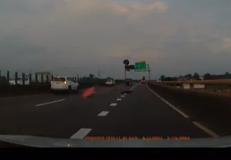 林園分局獲報後,隨即通知相關單位到場清除掉落物,以維護道路交通安全,目前正循線通知小貨車車主到案,以進一步釐清相關肇事與賠償責任。(圖/Threads@yixin2523授權提供)