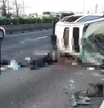 有民眾於今（18）日開車行經國道一號北上168km處豐原路段時，目擊一起6車連環車禍。（圖／翻攝記者爆料網）