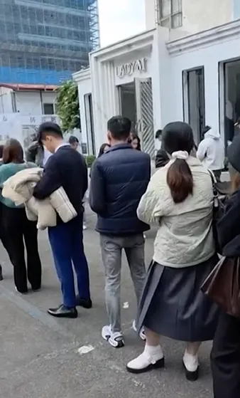 民眾排買Lady M杜拜巧克力千層蛋糕。（圖／翻攝自CNN）