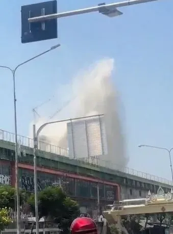 28日下午，緬甸發生規模緬甸8.2級強烈地震，鄰國泰國也傳出不少災情。一棟正在施工中的大樓不敵強震應聲倒塌。（圖/翻攝自X）