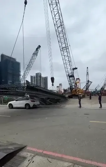 白色轎車在鋼筋底下。(圖/翻攝自臉書社團「記者爆料網-公開版」)