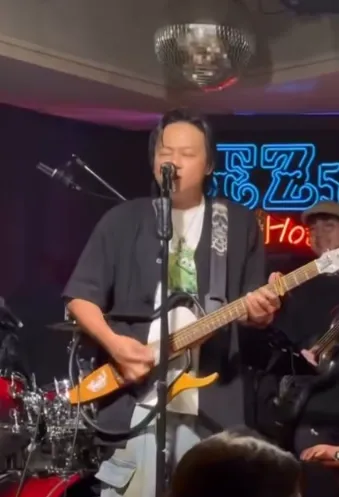 賴銘偉演唱近期爆紅的抖音神曲〈沒出息〉。（圖／翻攝賴銘偉 臉書）
