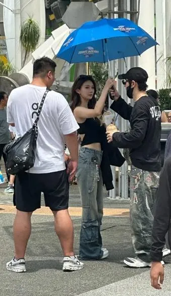 黃曉明被目擊與一名年輕女子同遊新加坡環球影城。（圖／翻攝微博）