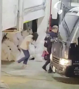 易婉珍狂奔上囚車。（圖／民眾提供）