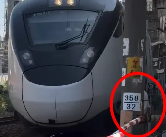 一名中年男子為拍攝火車,闖入台南東區青年路平交道軌道區。(圖/翻攝自threads)