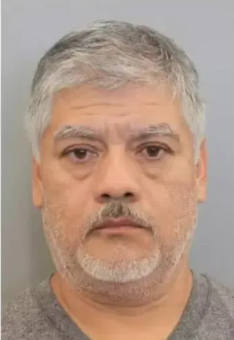 涉嫌在辦公室飲水機小便導致多人感染性病的清潔工迪亞茲。(圖/Houston Police Department)
