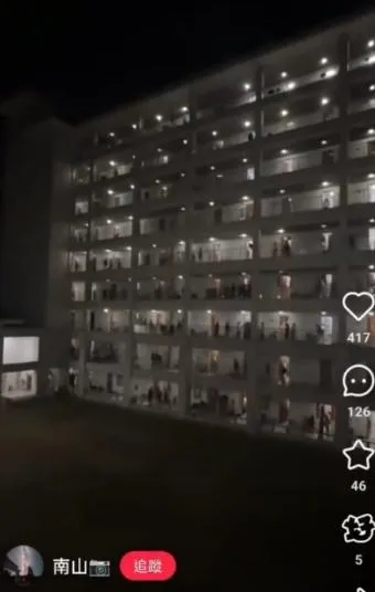 地震發生後宿舍學生奔逃。(圖/翻攝抖音)