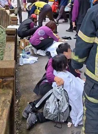 杉林溪9日發生的巴士墜谷事件,車內傷患中有5人是姊弟。(圖/民眾提供)