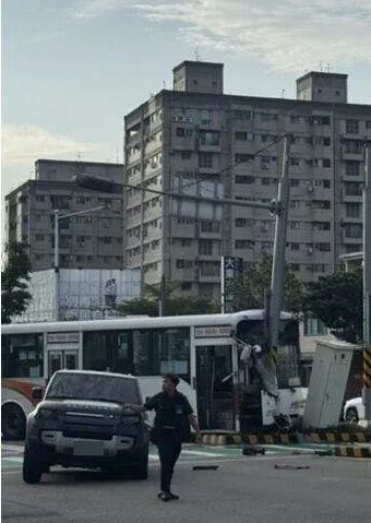 車禍瞬間。(圖/翻攝畫面)
