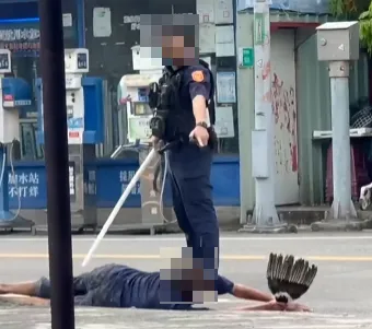 持刀男子看到員警拔槍，下秒自己趴在地上投降。（圖／翻攝自Facebook@爆料公社公開版）