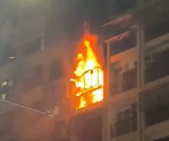 高雄市鹽埕區七賢三路一棟住宅於10日晚間9時許發生火災。（圖／翻攝畫面）