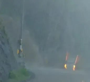 花蓮地區6日下午降下大雨，有民眾開車經過台11線61.4K時，發現道路左側有土石流如瀑布傾瀉而下。（圖／民眾蕾拉授權提供）