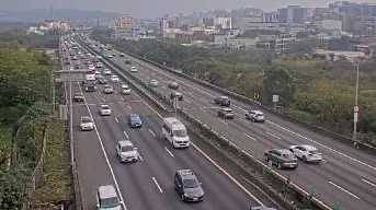 和平紀念日連假第2天，國道上午8事故回堵3公里，下午12路段恐壅塞。（圖／翻攝畫面）