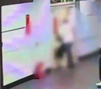 毛姓男子鬧事畫面。（圖／警方提供）