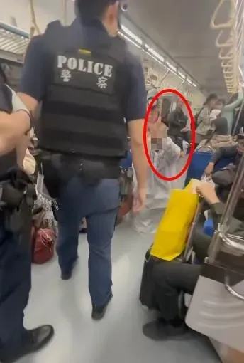 穿著雨衣的女子跪在車廂內不斷對著空氣咒罵，警察到場將她帶下車。（圖／翻攝自07_nima_1215 Threads）