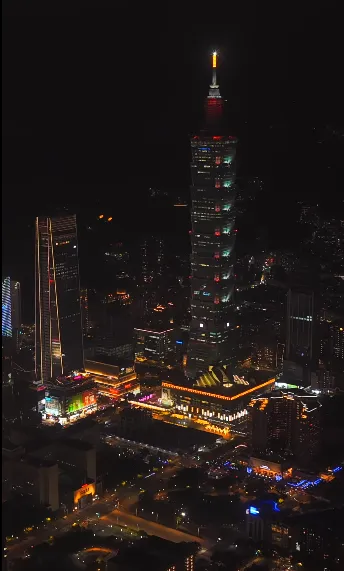 在雨中怎麼樣才能清楚觀賞到101煙火，氣象專家林得恩建議採取近距離觀賞方式，避免到戶外或高處遠眺。（圖／翻攝自台北101臉書粉專）