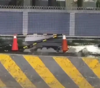 高雄大樹區自來水廠旁水管爆裂。（圖／翻攝畫面）