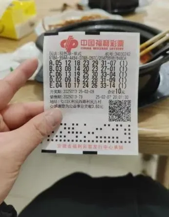 李男展示中獎彩票。（圖/翻攝新浪微博）