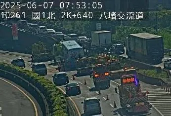 國1北向2.5K公里處發生事故,大華系統-八堵 北向路段紫爆。(圖/翻攝自1968)