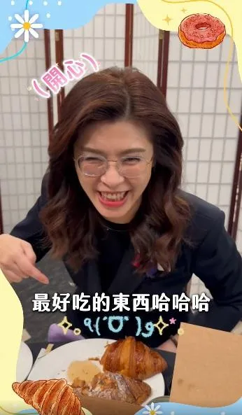 吃到可頌後鄭麗文笑得超開心。(圖/鄭麗文臉書)