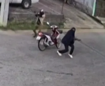 泰國南部的陶公府(Narathiwat)近日發生恐怖攻擊事件,槍手假扮黑衣穆斯林婦女行兇。(圖/翻攝自YouTube@asianetnewsenglish)