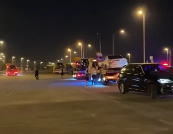 被波及的車輛被拖走,肇事車輛逃目前還在追緝。(圖/台南道路救援張家班)