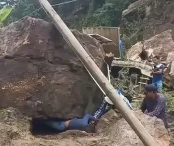 秘魯一名婦人因遭遇山崩而被巨石困住,最後竟奇跡存活。(圖/翻攝自X)