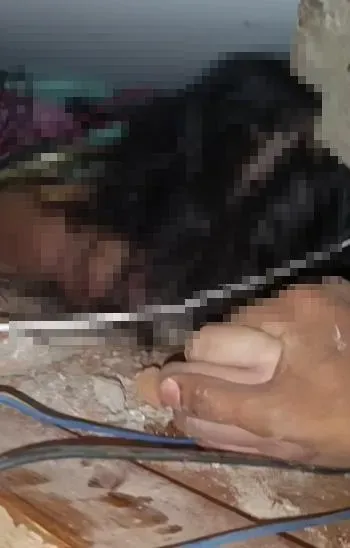 一名緬甸男子向震災中罹難的母親道別，畫面引人鼻酸。（圖／翻攝自臉書）
