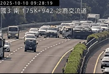 國道3號沙鹿交流道今（10）日發生車禍，造成後方嚴重回堵。（圖／翻攝畫面）