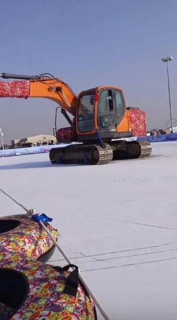 有網友分享之前玩「挖土機轉雪圈」影片。（圖／翻攝微博）