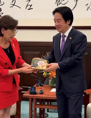 總統致贈小泡芙國防部聯名特別款。（圖／翻攝賴清德臉書）
