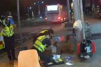 台中警消人員展現默契聯手救護，成功協助恢復心跳的黃姓老翁送醫救治。（圖／翻攝畫面）