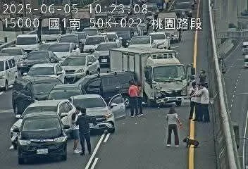 多車撞成一團。（圖／翻攝畫面）