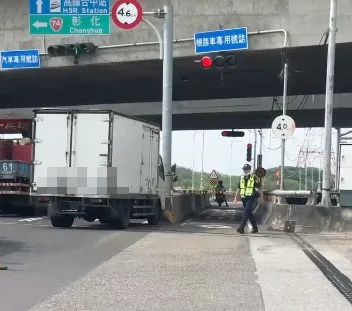 台中茶葉行貨車駕駛突昏迷，車輛卡在橋中央。（圖／中天新聞）