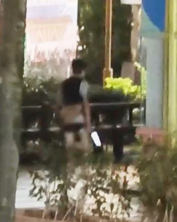 該名持刀女子下半身僅著內褲，走沒幾步就彎腰一次，行為相當詭異。（圖／翻攝lyt._.0704的Threads，經授權使用）