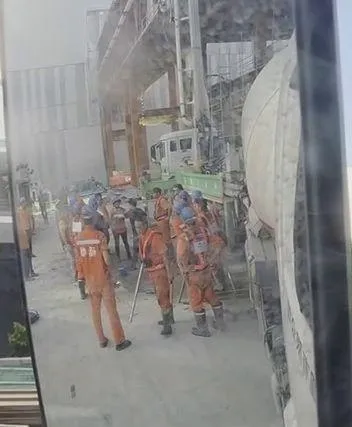 雙方爆發拉扯推擠與械鬥，場面一度失控混亂。（圖／中天新聞）