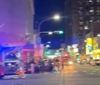 高雄市鹽埕區七賢三路一棟住宅於10日晚間9時許發生火災。（圖／翻攝畫面）