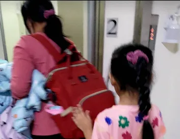 母女二人隨後被依程序移交移民署中區事務大隊台中市專勤隊收容，後續將安排遣返。（圖／海巡提供）