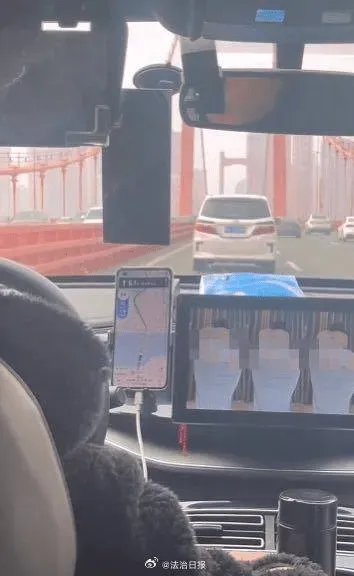 計程車司機邊看不雅片邊開車。（圖／翻攝法治日報）