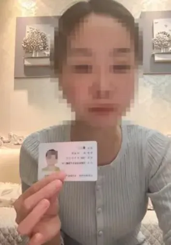 董女秀出身分證，實名舉報姚姓董事長。（圖/翻攝《鳳凰網》）