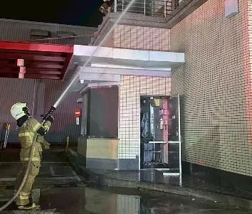 台南市東區一間知名速食店12日晚間發生火警,所幸店內人員即時疏散,無人受傷。(圖/翻攝畫面)
