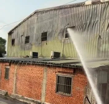 新北市八里區下罟子山區12日下午3時許，發生一起鐵皮透天厝大火事件。（圖／翻攝畫面）