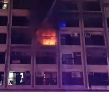 高雄市鹽埕區七賢三路一棟住宅於10日晚間9時許發生火災。（圖／翻攝畫面）