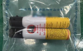 警方查扣攻擊用辣椒水。（圖／翻攝畫面）