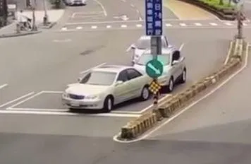 余男在犯下3死15傷的重大車禍前，竟在其他路口就已經出車禍還肇逃。（圖／中天新聞）