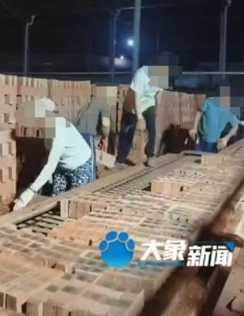 多名智障人士在環境惡劣的磚廠工作。（圖/翻攝《網易》）
