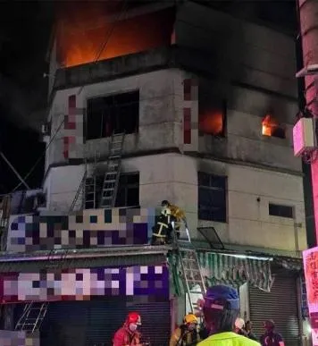 高雄市美濃區1間住宅8日晚間發生火災，1名54歲男子一度受困3樓陽台，消防局派11車23人趕往救援。（圖／翻攝畫面）
